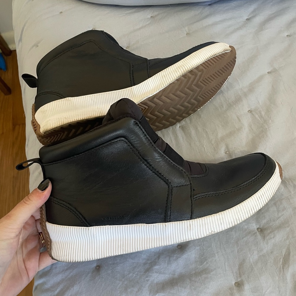 Sore Out N About black leather rain shoes